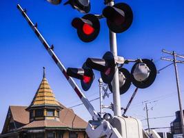 luces rojas y puerta en el cruce de ferrocarril foto