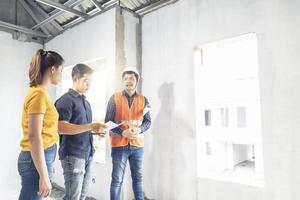 tres personas construyendo una casa foto