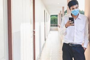 hombre con mascarilla quirúrgica foto