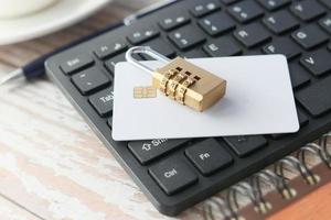 bloqueo y tarjeta de crédito en el teclado foto