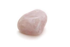 Mineral de cuarzo rosa sobre el fondo blanco. foto