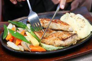 carne a la parrilla con verduras foto