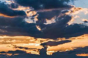 cúmulos bajo las luces del atardecer foto