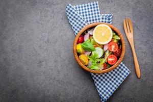 tazón de ensalada con un paño foto