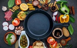 sartén con ingredientes para cocinar foto