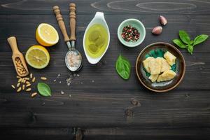 ingredientes orgánicos en madera oscura foto