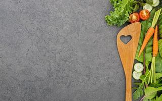 cuchara de madera y verduras con espacio de copia foto