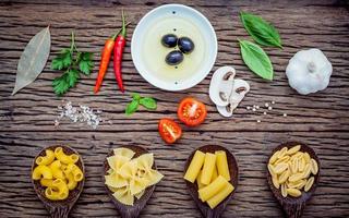 alimentos italianos en madera foto