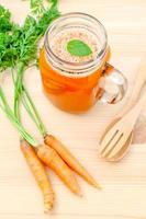 vaso de jugo de zanahoria fresco foto