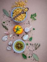 pasta italiana con verduras y aceite de oliva foto