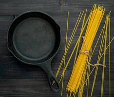 sartén y fideos espaguetis foto