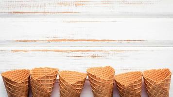 Conos de helado con espacio de copia sobre un fondo blanco cutre foto