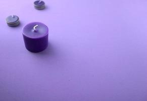 Velas de lavanda púrpura sobre una mesa foto