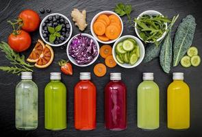 botellas de jugo de frutas y verduras foto