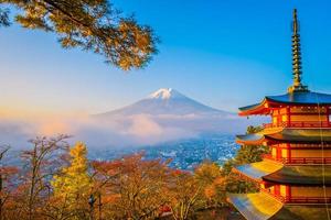 hermoso paisaje del mt. Fuji con pagoda chureito, Japón foto