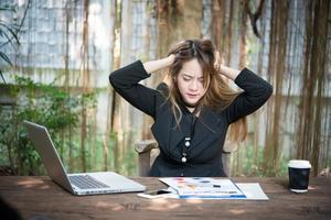 Retrato de una mujer de negocios estresada en su lugar de trabajo foto