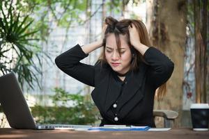 Retrato de una mujer de negocios estresada en su lugar de trabajo foto