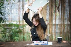 Retrato de una mujer de negocios estresada en su lugar de trabajo foto