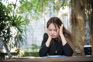 Retrato de una mujer de negocios estresada en su lugar de trabajo foto