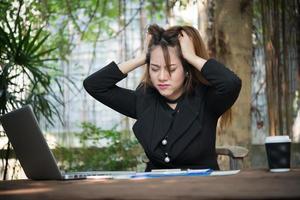 Retrato de una mujer de negocios estresada en su lugar de trabajo foto