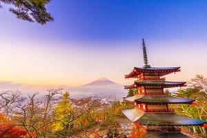 monte. Fuji con pagoda chureito en Japón foto