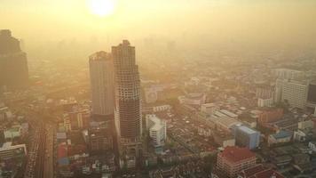 luchtfoto van de skyline van de stad bij zonsondergang video