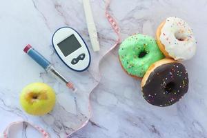 herramientas de medición de diabetes con insulina y donas foto