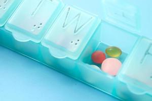 pastillas y cápsulas en un pastillero foto