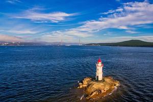 Paisaje marino aéreo del faro tokarevsky en vladivostok, rusia foto