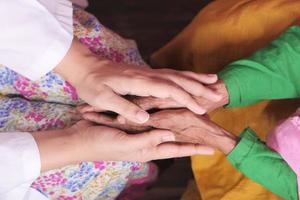 manos del doctor sosteniendo la mano de las mujeres mayores foto