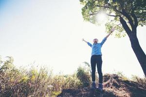 mujer disfrutando de la naturaleza foto