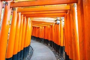 Puertas torii en el santuario Fushimi Inari en Kioto, Japón foto