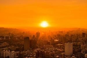 paisaje urbano de taipei, taiwán, al atardecer foto