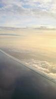 kijkend over de wolken vanuit een vliegtuig op een verticale clip