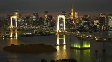 Zeitraffer-Regenbogenbrücke mit Tokio-Turm, Tokio Japan