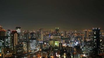 Timelapse horizonte de la ciudad de Osaka por la noche en Japón video