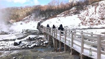 Jigokudani, in het Engels bekend als Hell Valley, is de bron van warmwaterbronnen voor veel lokale onsen-spa's in Noboribetsu, Hokkaido video