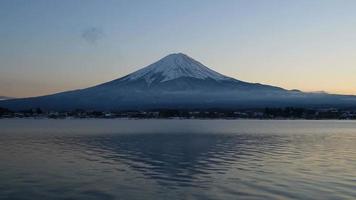 timelapse fuji montaña con lago en japón