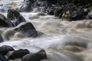 río urubamba en perú foto