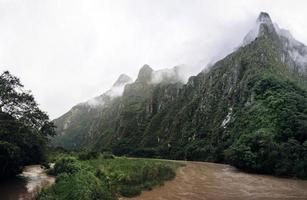 río urubamba en perú foto