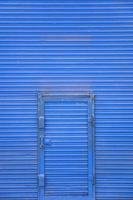puerta de metal azul en la pared azul foto