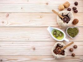 alimentos saludables con espacio de copia en madera clara foto