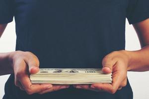 Close-up de manos de mujer sosteniendo dinero aislado sobre fondo blanco. foto