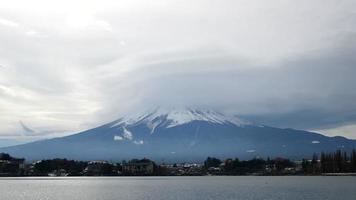 time lapse berg fuji med molnig himmel i japan video