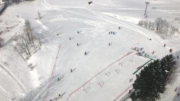 gens bondés skiant sur un sol enneigé video