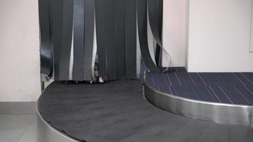 bagages se déplaçant dans un tapis roulant, comptoir d'aéroport video