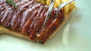 côtes de porc grillées avec sauce barbecue et frites de légumes et frech