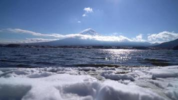 montagna fuji con lago in giappone video