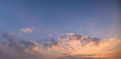 el cielo y las nubes al atardecer foto