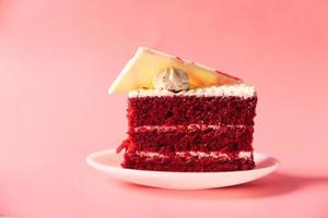 Pastel de terciopelo rojo en un plato foto